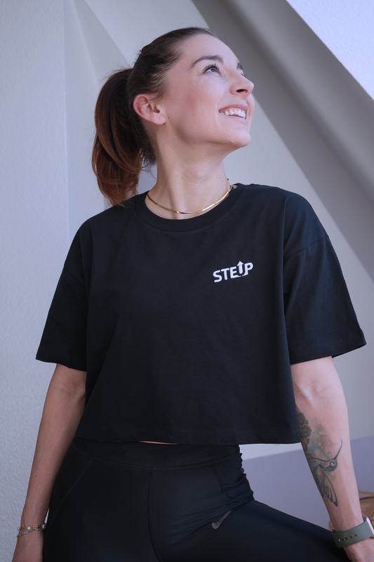 StepUp weißes Logo | Schwarzes Bio Baumwoll Oversized Crop Shirt