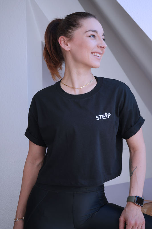 StepUp weißes Logo | Schwarzes Bio Baumwoll Oversized Crop Shirt