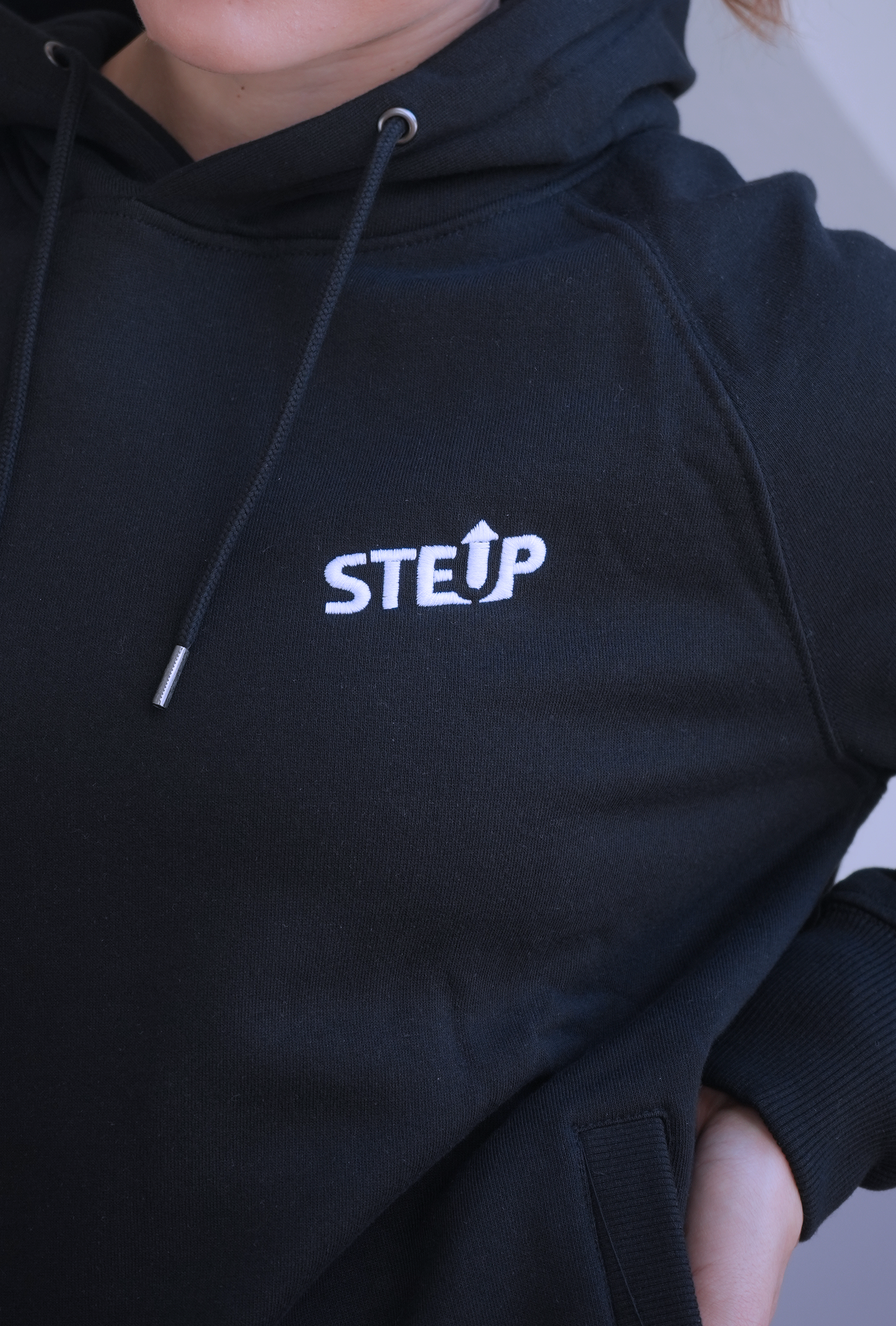 StepUp weißes Logo | Schwarzes Bio Baumwoll Oversized Crop Shirt