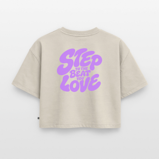 Step Beat Love - Frauen Premium Oversized Bio Cropped T-Shirt - Beige